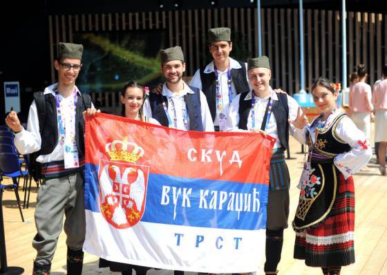 Un gruppo di ragazzi serbi, in abiti tradizionali della loro terra.